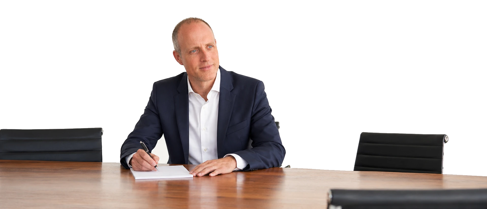 Strafverteidiger Florian Rappaport im Mandantengespräch am Besprechungstisch in Freiburg